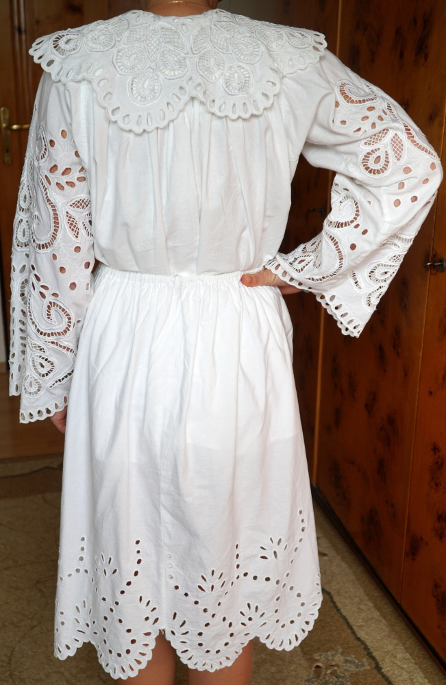 Ženská goralská vyšívaná košeľa a spodnička zozadu