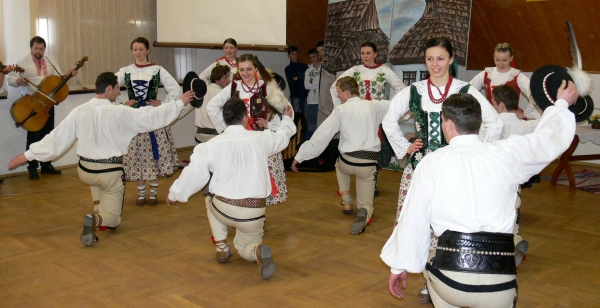 Folklórny súbor Skorušina na vystúpení v Hladovke