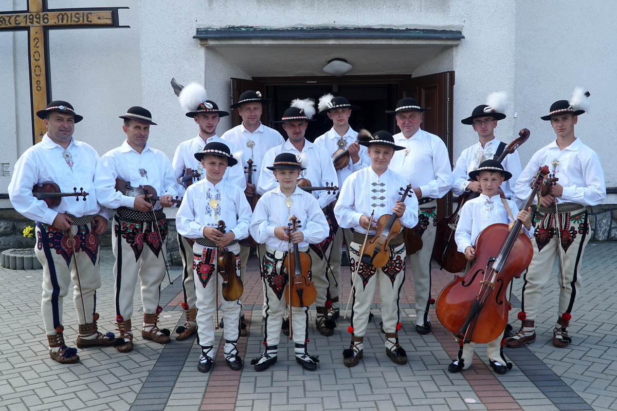 Goralská muzika v Suchej Hore pred kostolom v r. 2020